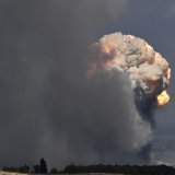 Dans l'est de la Crimée, un incendie sur un terrain militaire, accompagné de détonations qui pourraient être celles de stocks de munitions selon des médias en ligne russes, faisait toujours rage mercredi et a nécessité l'évacuation de quatre local...
